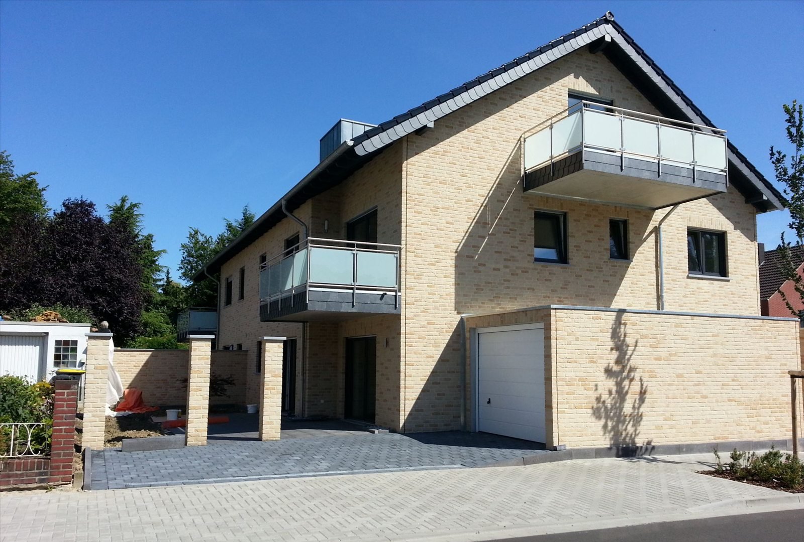 Mehrfamilienhaus mit Balkongeländern aus Edelstahl und Glas von Metallbau Bassauer